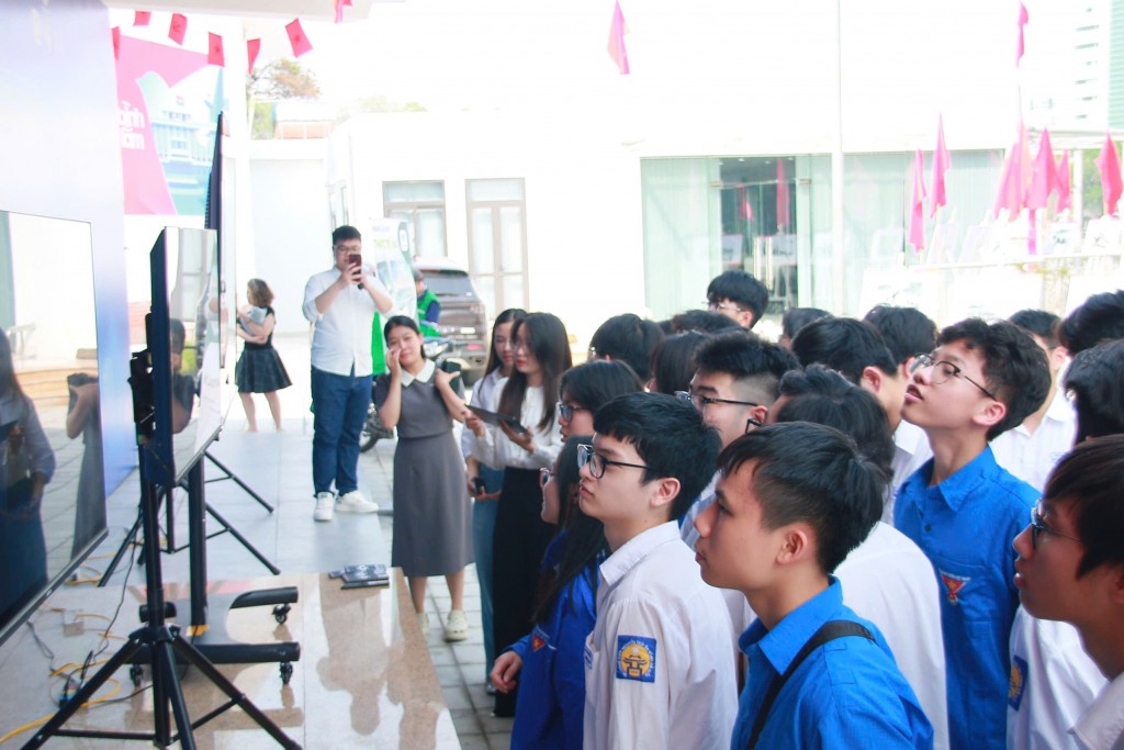 Bài 2: Công nghệ VR, 3D, AI lan tỏa hình ảnh Đảng