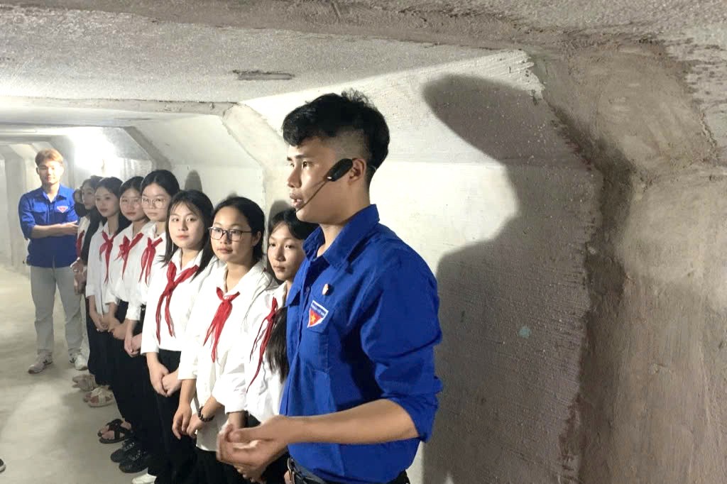 Thanh niên xã Tam Hưng giới thiệu về hệ thống địa đạo từ thời kháng chiến chống Pháp (thuộc chùa Bối Khê) đến các em học sinh