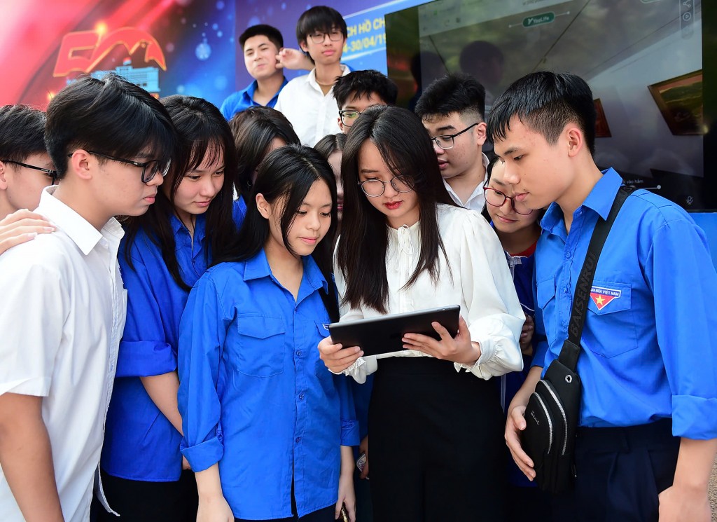 Các bạn trẻ trải nghiệm công nghệ số