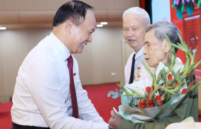Quan tâm, lắng nghe ý kiến đóng góp của các đảng viên lão thành