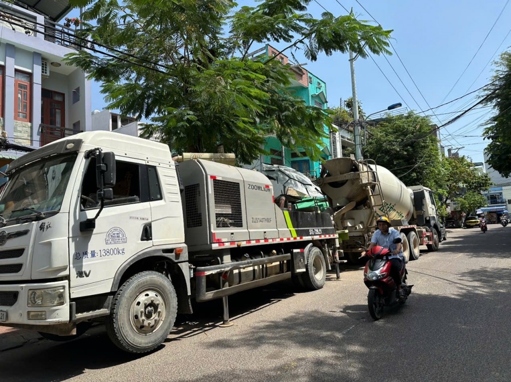 Công ty TNHH Bê tông Mê Kông Bình Định ngang nhiên chiếm dụng lòng đường, phục vụ thi công gây bức xúc cho người dân 