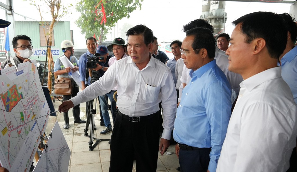 Chủ tịch UBND TP.Hồ Chí Minh Nguyễn Văn Được, Phó Chủ tịch UBND TP.Hồ Chí Minh Bùi Xuân Cường nghe ông Lương Minh Phúc, Giám đốc Ban Giao thông báo cáo tiến độ dự án Vành đai 3 TP.Hồ Chí MInh