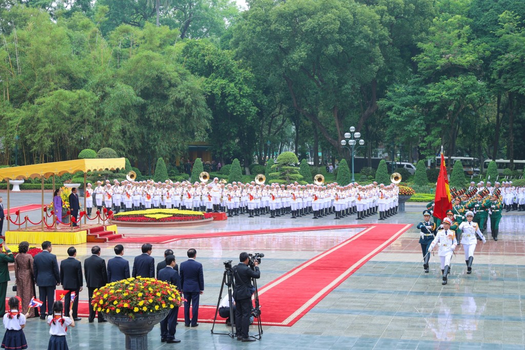 Khi hai nhà lãnh đạo bước lên bục danh dự, dưới Quốc kỳ hai nước, Quốc thiều Thái Lan và Việt Nam được cử lên - Ảnh: VGP/Nhật Bắc
