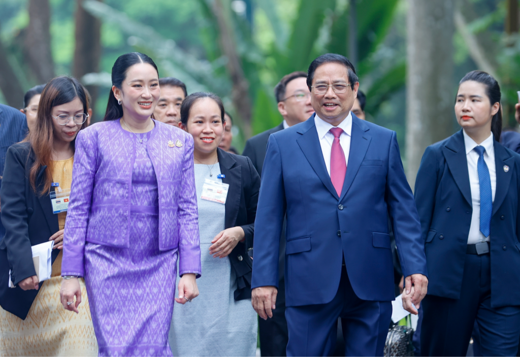 Sau Lễ đón, hai Thủ tướng di chuyển tới Trụ sở Chính phủ để tiến hành hội đàm - Ảnh: VGP/Nhật Bắc