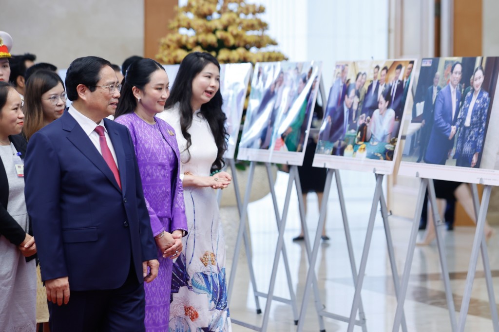 Thủ tướng Phạm Minh Chính và Thủ tướng Paetongtarn Shinawatra tham quan trưng bày ảnh về đất nước, con người và quan hệ tốt đẹp Việt Nam - Thái Lan - Ảnh: VGP/Nhật Bắc