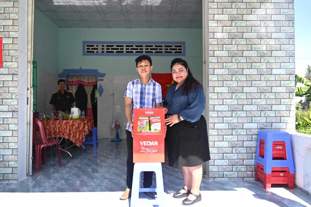 Bà Nguyễn Thu Thủy - Phó giám đốc Đối ngoại Vedan trao những phần quà “bếp nhà yêu thương” cho gia đình anh Võ Văn Lâm