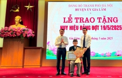 240 đảng viên huyện Gia Lâm được trao tặng Huy hiệu Đảng đợt 19/5