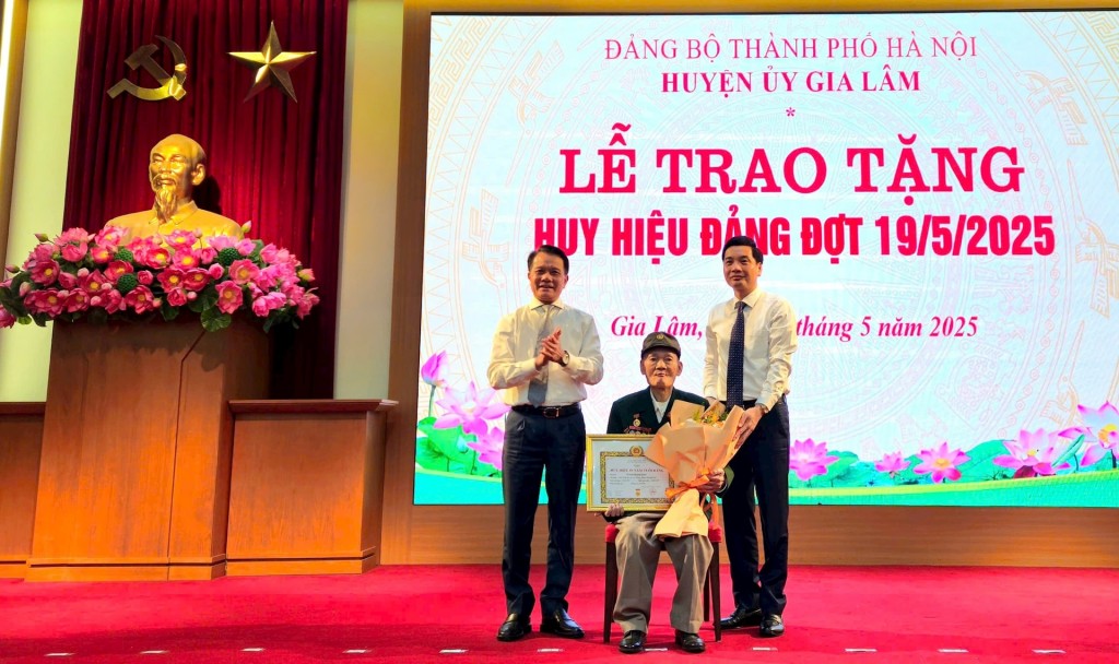 240 đảng viên huyện Gia Lâm được trao tặng Huy hiệu Đảng đợt 19/5