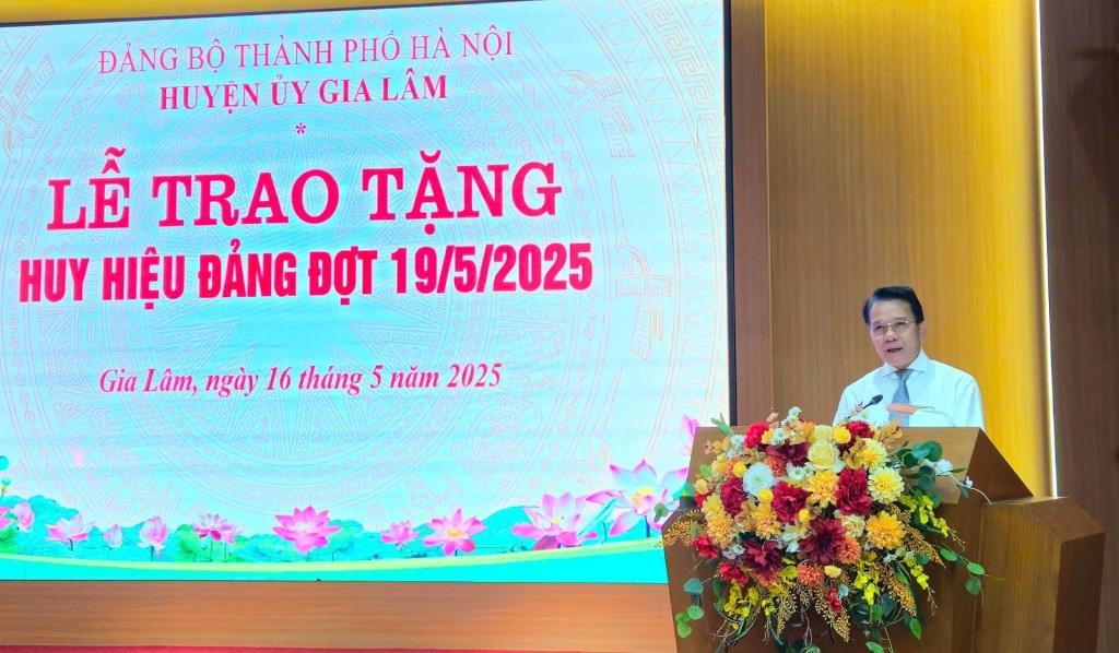 240 đảng viên huyện Gia Lâm được trao tặng Huy hiệu Đảng đợt 19/5