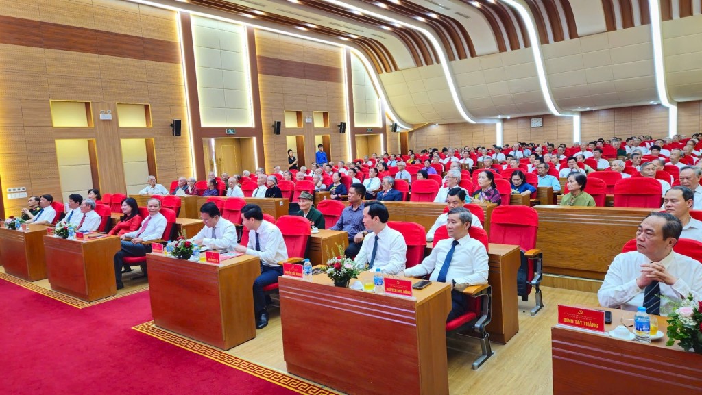 240 đảng viên huyện Gia Lâm được trao tặng Huy hiệu Đảng đợt 19/5