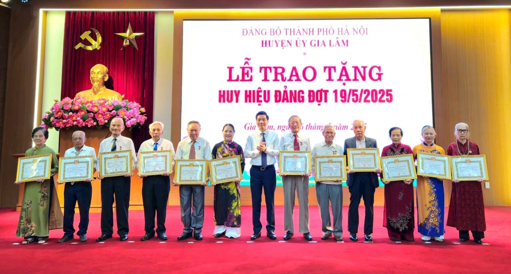 240 đảng viên huyện Gia Lâm được trao tặng Huy hiệu Đảng đợt 19/5