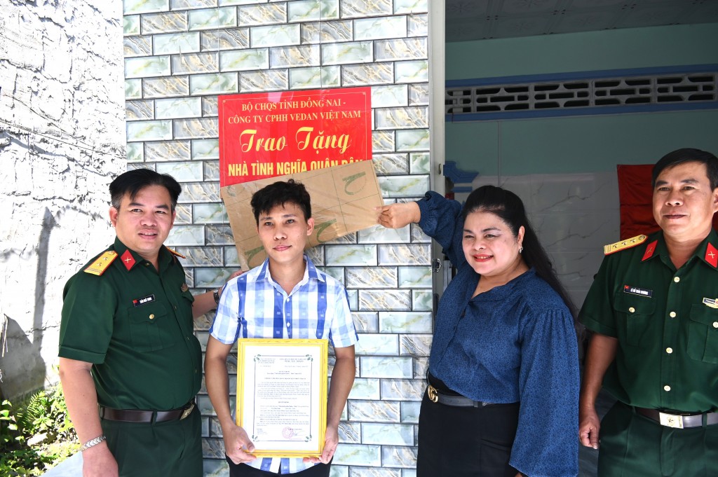 Đồng chí Trần Nhất Trung - Chỉ huy trưởng BCHQS huyện Nhơn Trạch và Bà Nguyễn Thu Thủy Phó giám đốc đối ngoại Vedan bàn giao nhà cho gia đình anh Võ Văn Lâm