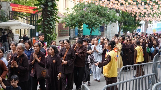 Các tình nguyện viên hướng dẫn Phật tử và Nhân dân