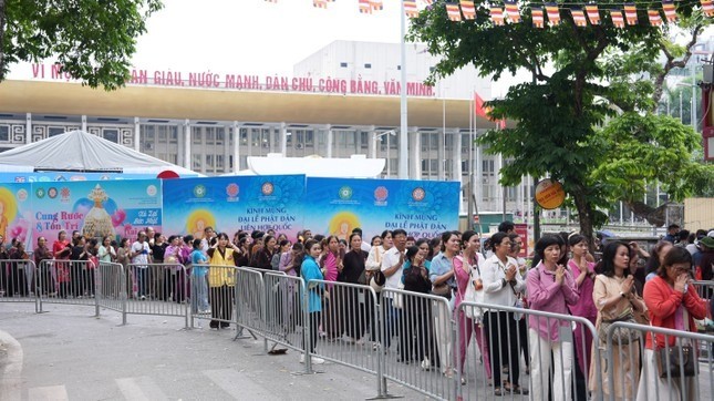 Dòng người trật tự thành tâm tiến vào lễ xá lợi Phật