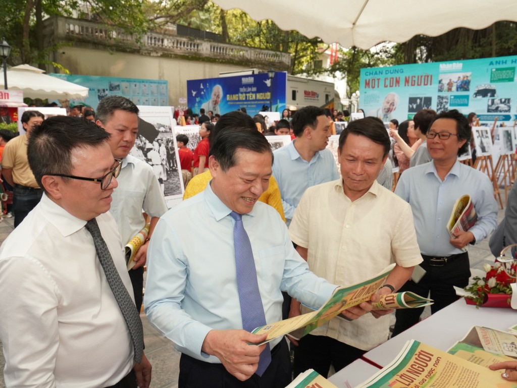 Các vị đại biểu tham quan triển lãm 