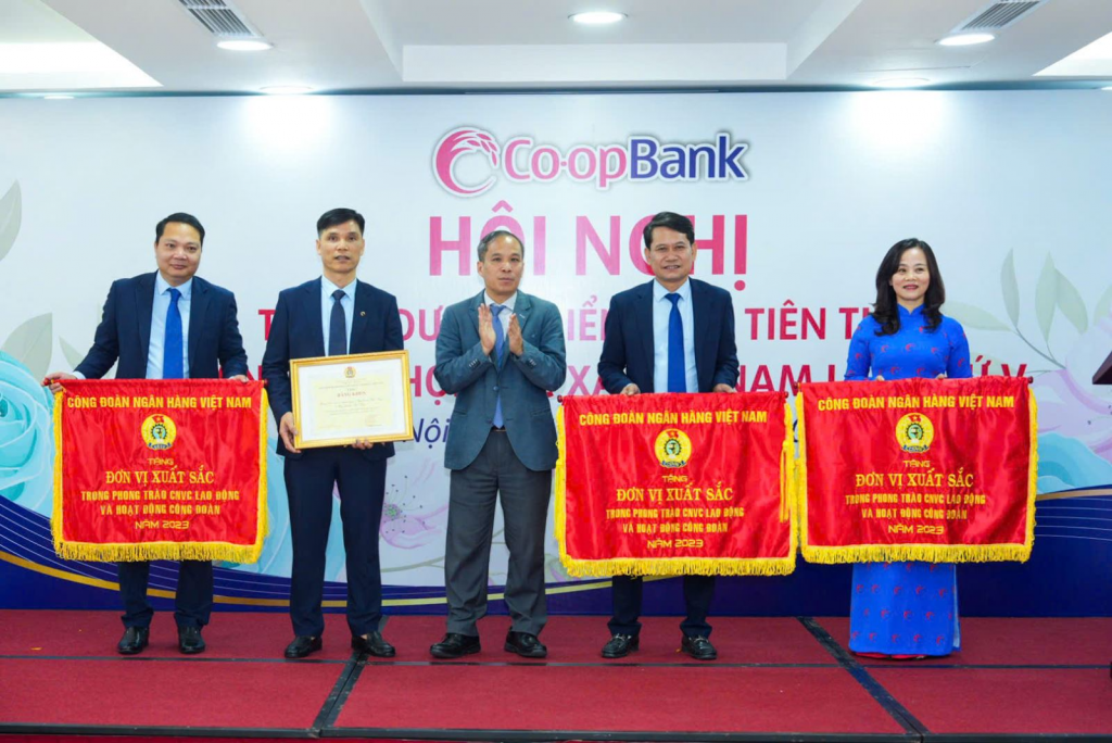 Đồng chí Đoàn Thái Sơn - Ủy viên Ban thường vụ Đảng ủy, Phó Thống đốc NHNN Việt Nam trao Bằng khen của Tổng Liên đoàn Lao động Việt Nam và trao Cờ thi đua của Công đoàn NHNN Việt Nam cho các đơn vị thuộc Co-opBank