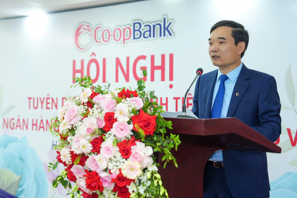 Đồng chí Nguyễn Văn Giang - Phó Tổng giám đốc thường trực Co-opBank trình bày báo cáo tại Hội nghị