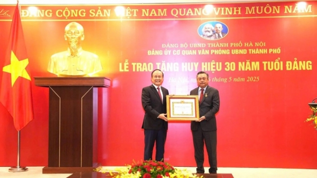 Chủ tịch UBND TP Trần Sỹ Thanh nhận Huy hiệu 30 năm tuổi Đảng