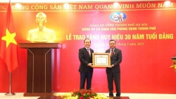 Chủ tịch UBND TP Trần Sỹ Thanh nhận Huy hiệu 30 năm tuổi Đảng