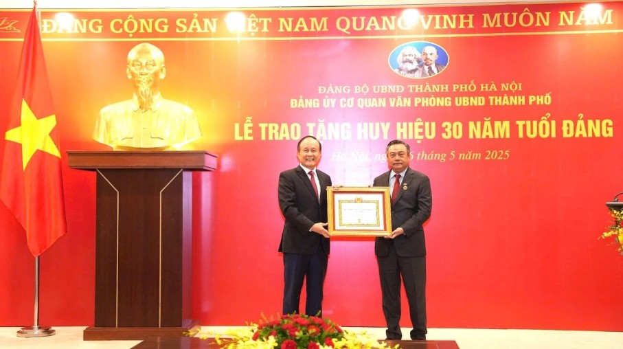 Chủ tịch UBND TP Trần Sỹ Thanh nhận Huy hiệu 30 năm tuổi Đảng