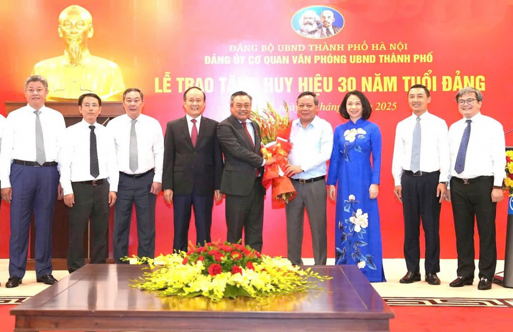 Các đồng chí lãnh đạo Thành ủy, UBND thành phố tặng hoa chúc mừng đồng chí Trần Sỹ Thanh. Ảnh: Đình Hiệp