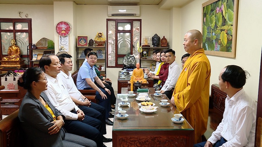 Hòa thượng Thích Thọ Lạc phát biểu cảm ơn tình cảm của lãnh đạo TP Hà Nội dành cho Ban Văn hóa, T.Ư Giáo hội Phật giáo Việt Nam.