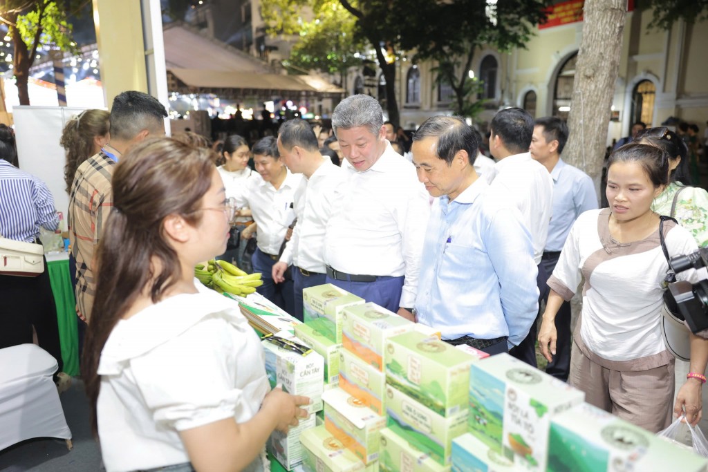 Các vị đại biểu tham quan không gian trưng bày