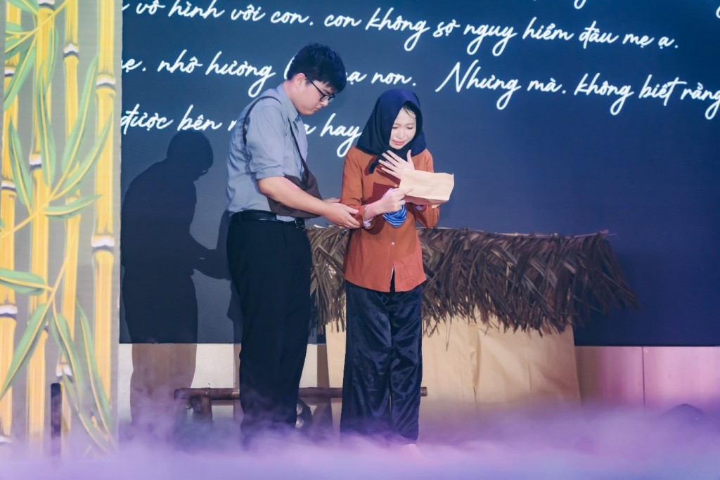 Nhà thơ Trần Đăng Khoa khâm phục các sinh viên tổ chức vũ kịch