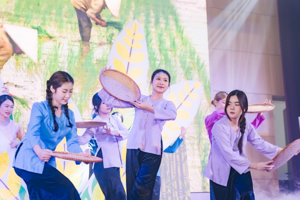 Nhà thơ Trần Đăng Khoa khâm phục các sinh viên tổ chức vũ kịch