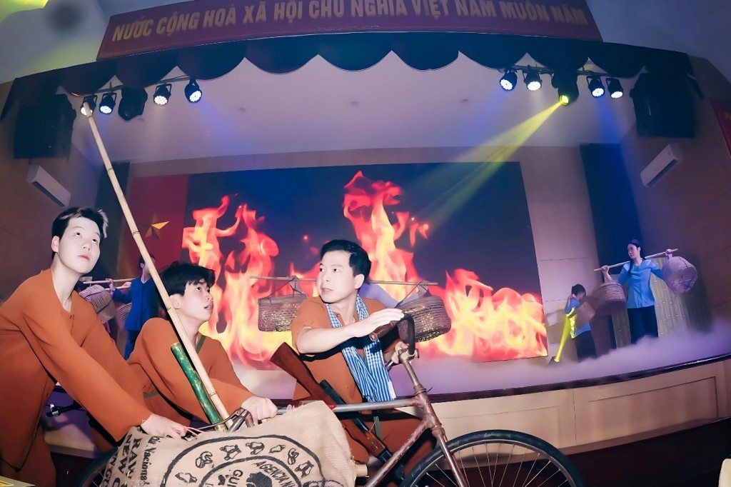 Nhà thơ Trần Đăng Khoa khâm phục các sinh viên tổ chức vũ kịch