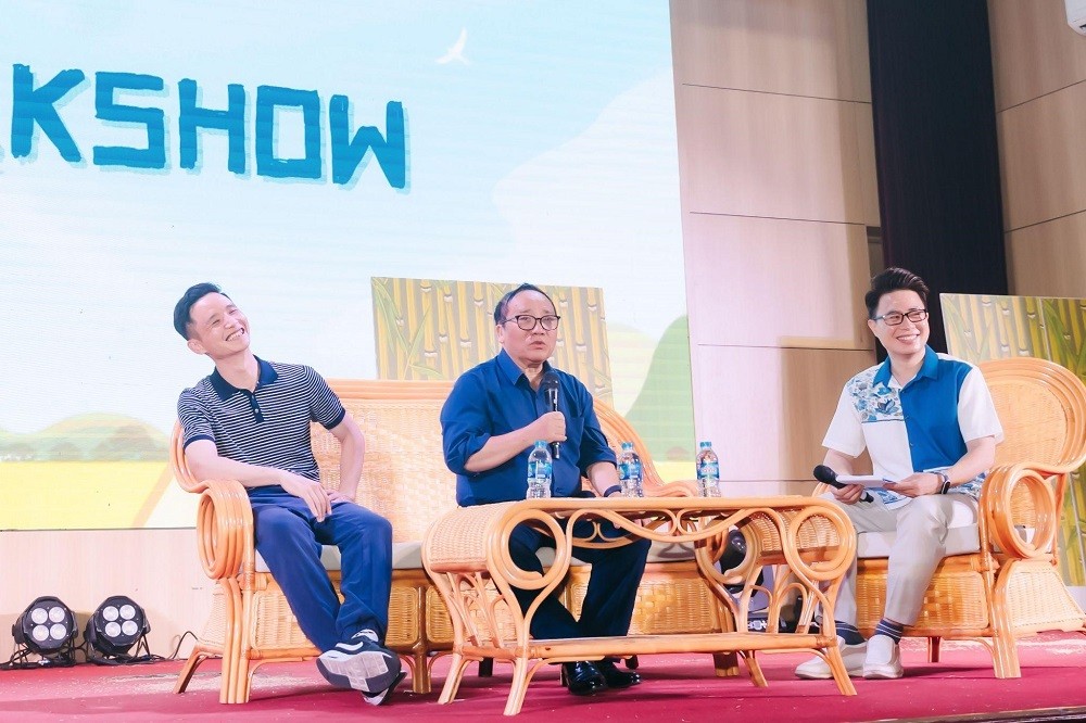 Nhà thơ Trần Đăng Khoa giao lưu cùng đạo diễn - biên đạo múa Phan Hảo (bên trái) và MC - BTV, TS. Trịnh Lê Anh trong phần talkshow của chương trình