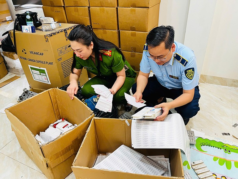 Lực lượng liên ngành kiểm tra, thu giữ thuốc, thực phẩm chức năng giả của ổ nhóm Phạm Ngọc Tiến cầu đầu
