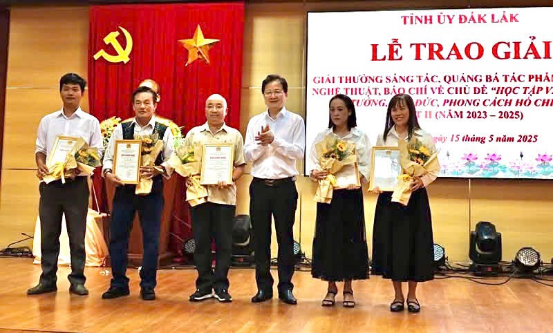 Đắk Lắk vinh danh 32 tác phẩm xuất sắc viết về Bác Hồ