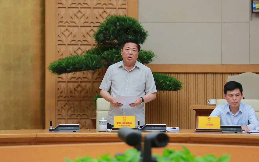 Bộ trưởng Bộ Xây dựng Trần Hồng Minh cho rằng tình hình trật tự, an toàn giao thông có cải thiện nhưng vẫn rất đáng lo ngại về số vụ tai nạn, số người chết, tình trạng ùn tắc giao thông, hành vi chống người thi hành công vụ,… - Ảnh: VGP/Minh Khôi
