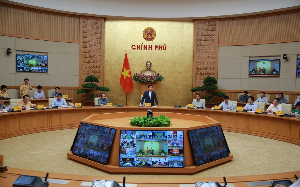Phó Thủ tướng Trần Hồng Hà nêu một số nhiệm vụ trọng tâm, cấp bách cần ưu tiên thực hiện: Kéo giảm tai nạn giao thông; chống ùn tắc giao thông; giải quyết ô nhiễm môi trường do phương tiện giao thông - Ảnh: VGP/Minh Khôi