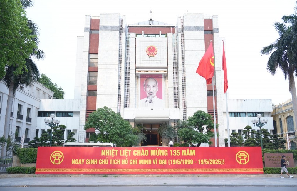 Thủ đô Hà Nội rực rỡ cờ hoa mừng sinh nhật Bác