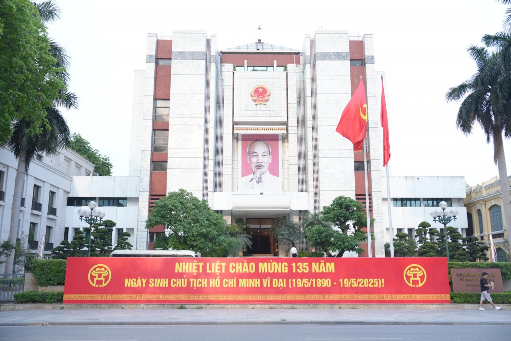 Các tấm băng rôn, khẩu hiểu được treo trang trọng trước cửa Thành ủy và UBND TP Hà Nội