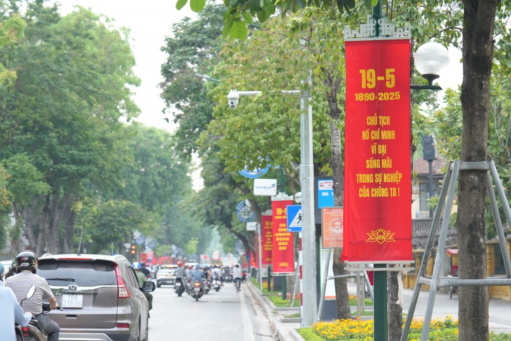 Các đường trục chính, khu vực đông dân cư trên địa bàn Thủ đô đều được trang hoàng băng rôn, cờ đỏ sao vàng, pa nô, áp phích… với nội dung chào mừng kỷ niệm ngày sinh của Bác