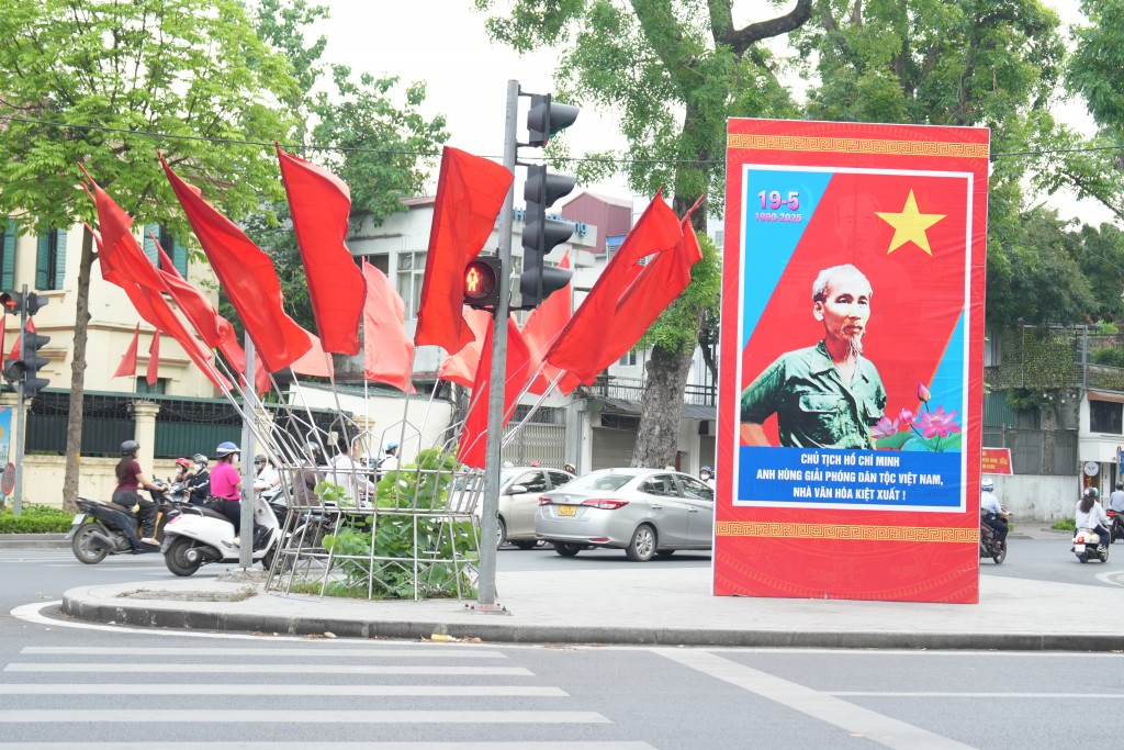 Tấm áp phích khổ lớn được đặt trang trọng trên nhiều tuyến phố thuộc trung tâm Hà Nội