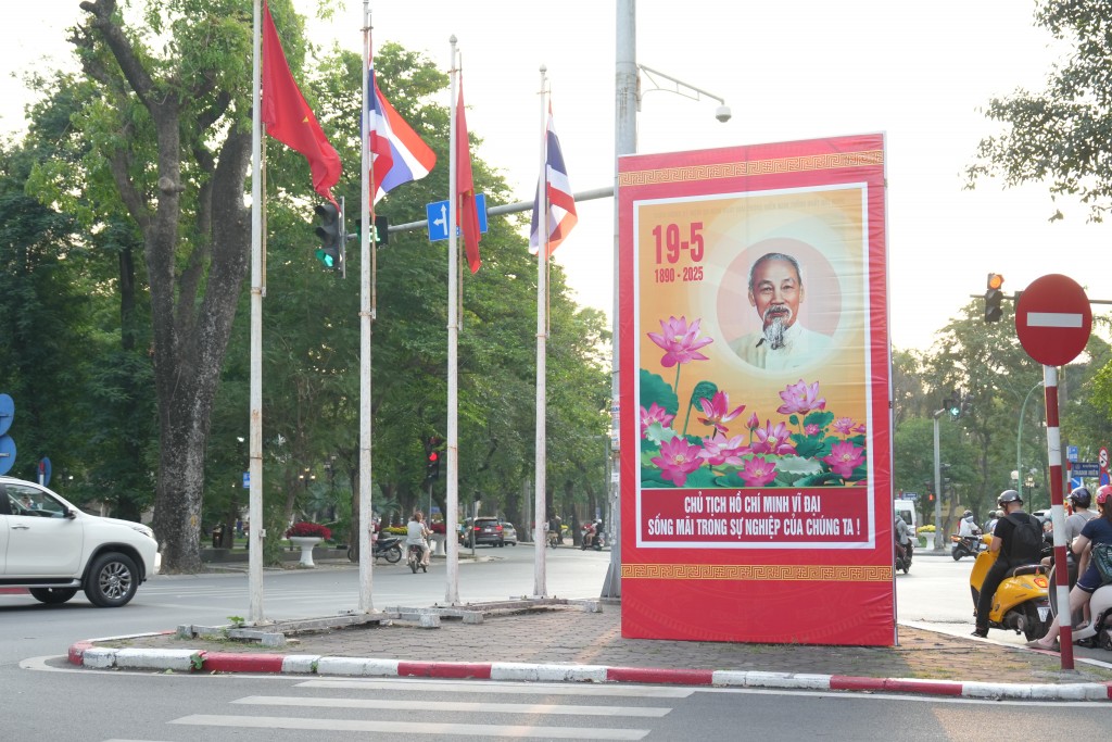 Không khí chào mừng 135 nnăm Ngày sinh Chủ tịch Hồ Chí Minh lan tỏa khắp phố phường Thủ đô