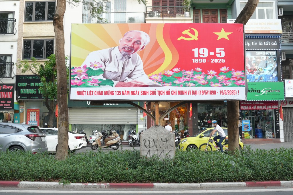 Mỗi dịp tháng 5 về, hàng triệu trái tim người Việt và bạn bè trên khắp thế giới luôn bồi hồi, xúc động tưởng nhớ Chủ tịch Hồ Chí Minh - lãnh tụ thiên tài, người Cha già của dân tộc Việt Nam