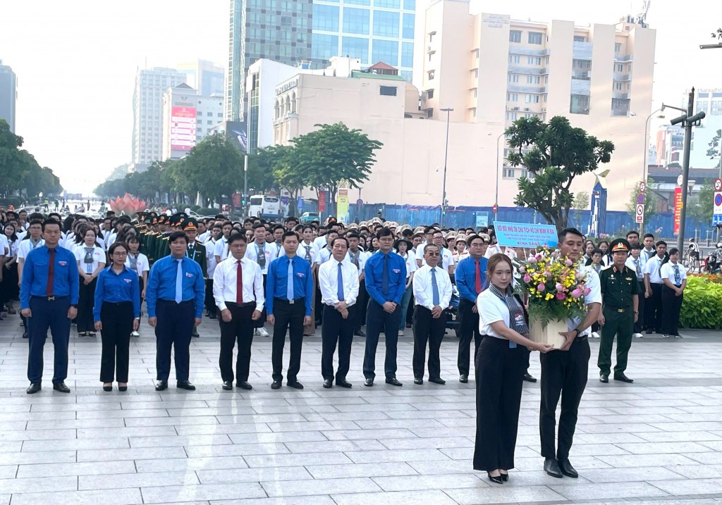 Các đồng chí lãnh đạo, đại biểu dâng hoa lên tượng đài Chủ tịch Hồ Chí Minh tại phố đi bộ Nguyễn Huệ