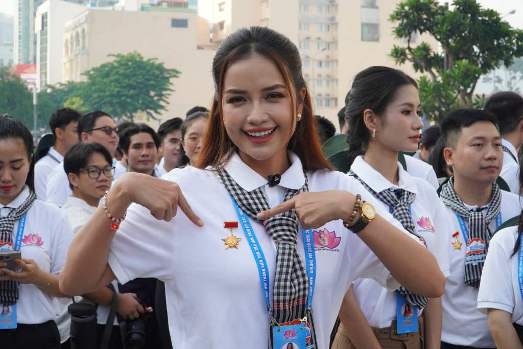 Thanh niên nhận huy hiệu Thanh niên tiên tiến làm theo lời Bác