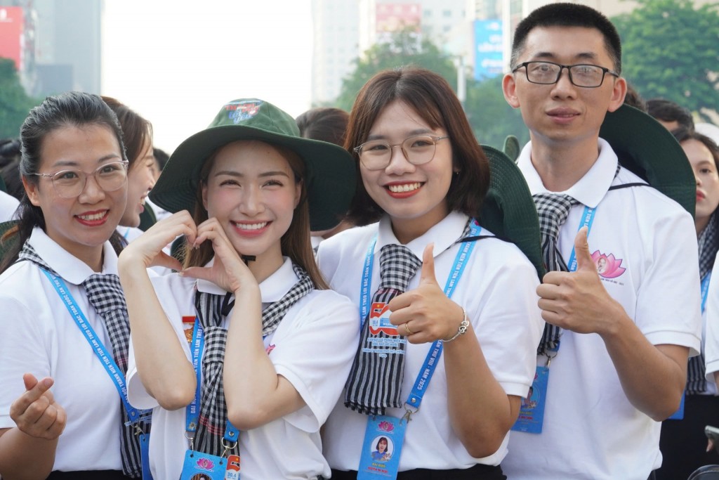 Thanh niên nhận huy hiệu Thanh niên tiên tiến làm theo lời Bác