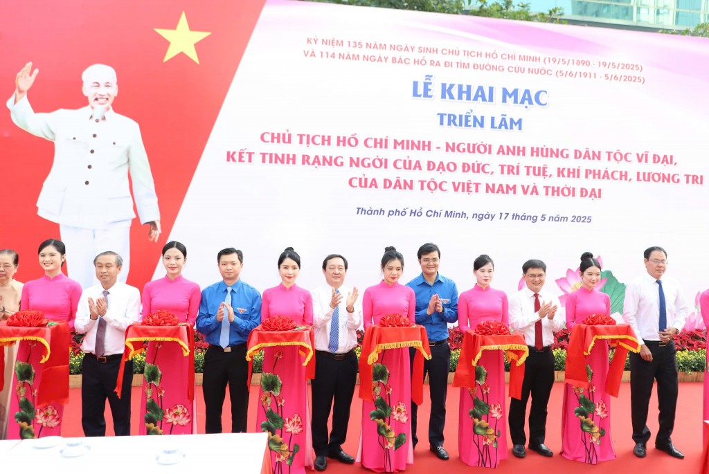 Tại phố đi bộ Nguyễn Huệ, các lãnh đạo, đại biểu đã cùng tham tham gia khánh thành