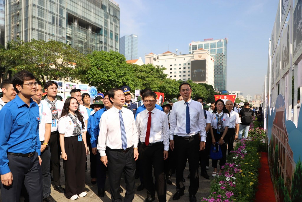 Các đại biểu tham quan triển lãm
