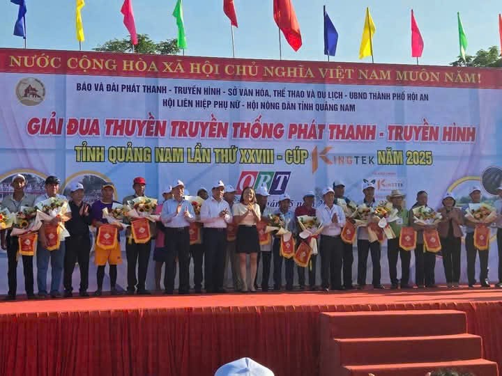 Ban Tổ chức tặng hoa và cờ lưu niệm cho các đội thuyền đua.