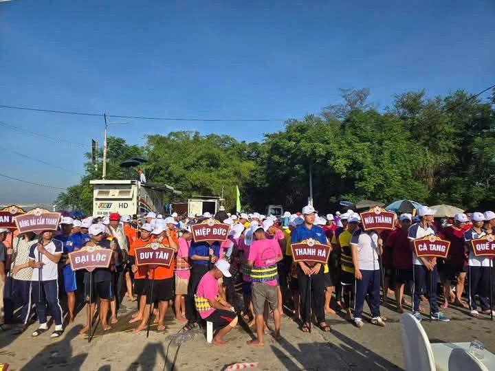 21 thuyền đua nam, nữ từ khắp các địa phương trong tỉnh Quảng Nam cùng nhau tranh tài tại giải đua thuyền truyền thống lần thứ 28- Cúp Kingtek năm 2025