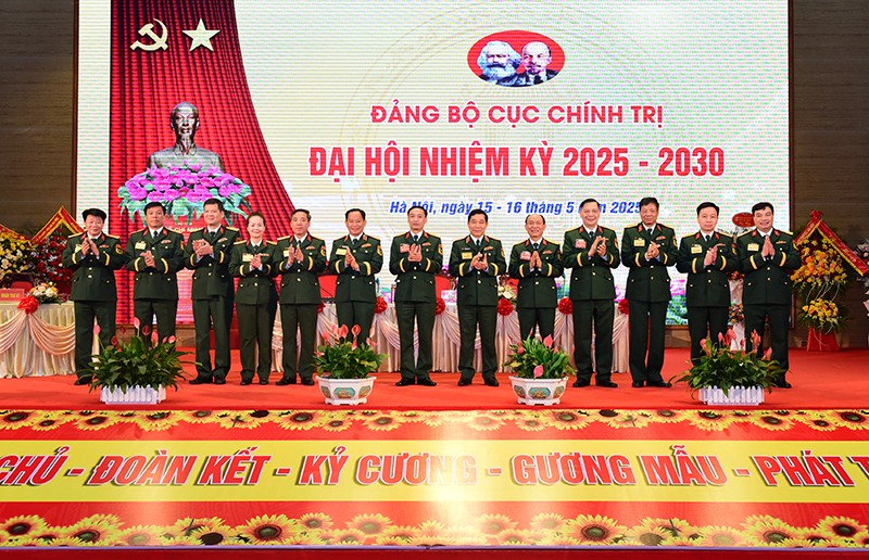 Thủ trưởng Bộ Tư lệnh Thủ đô Hà Nội chúc mừng Ban Chấp hành Đảng bộ Cục Chính trị nhiệm kỳ 2025-2030