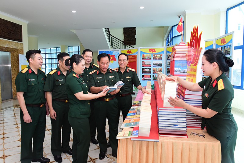 Đồng chí Chính ủy Bộ Tư lệnh Thủ đô Hà Nội tham quan bảng ảnh và mô hình sách của Hội phụ nữ và Đoàn thanh niên Cục Chính trị